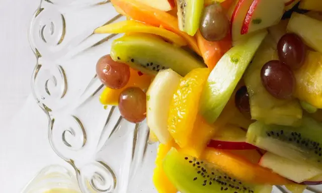Bunter Obstsalat mit Kiwi, Mango, Trauben und Orange – ein einfaches obstsalat rezept für den Sommer.