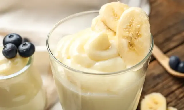 Pyszny deser, jak zrobić pudding proteinowy. Kremowy pudding z bananem i borówkami.