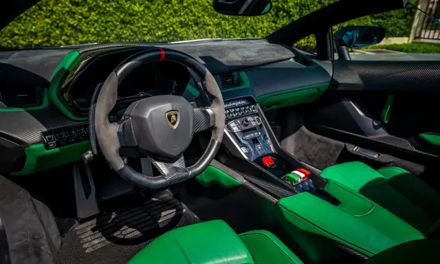 Der **Lamborghini Veneno Innenraum** besticht durch leuchtendes Grün, Carbon und das markante Lenkrad. Ein Blickfang für jeden Autofan.