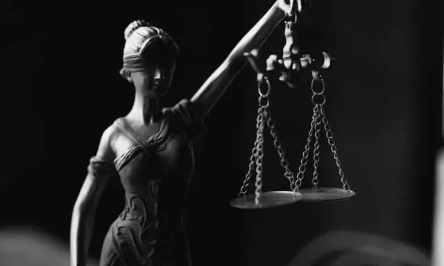 La estatua de la Justicia, con los ojos vendados y sosteniendo una balanza, evoca los motivos de oposición al desahucio por expiración del plazo.