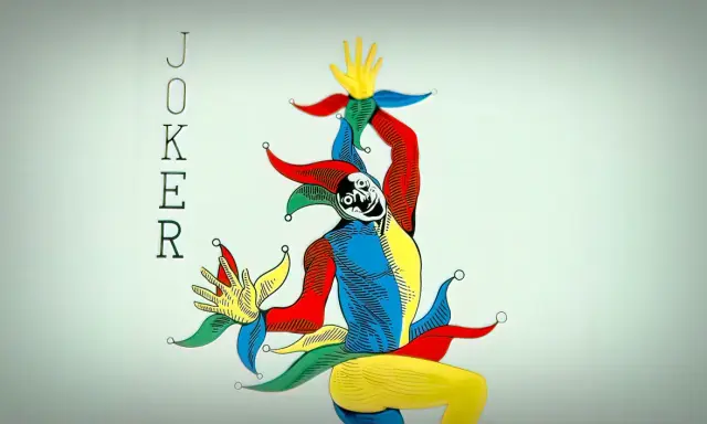 Karta joker w jaskrawych kolorach, z uśmiechniętą twarzą i charakterystycznym nakryciem głowy.
