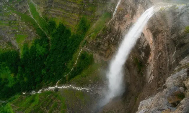 Majestätischer Wasserfall Salto del Nervión stürzt in eine grüne Schlucht.