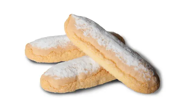 Trois biscuits sablés saupoudrés de sucre glace, parfaits pour un délicieux gâteau à la cuillère.