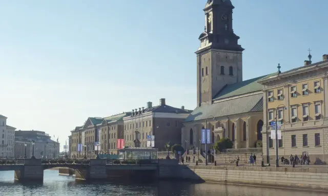 Goteborg, Szwecja. Przewodnik po mieście: kanał, most, zabytkowe budynki i wieża kościelna.