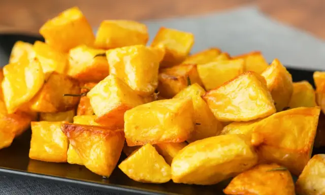 Un mucchio invitante di patate al forno croccanti, dorate e perfette per ogni pasto.