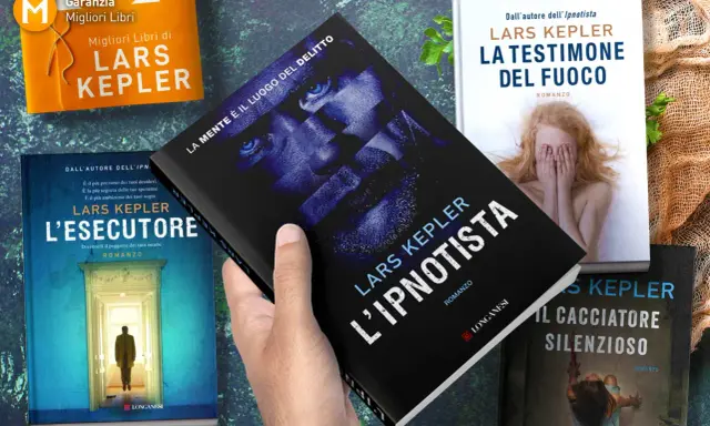 L'ultimo libro di Lars Kepler, "L'Ipnotista", è in primo piano, circondato da altri suoi romanzi.