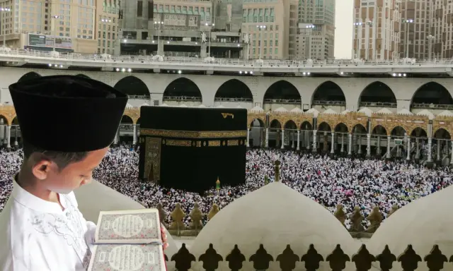 Chłopiec w czapce i białej szacie czyta Koran na tle tłumu pielgrzymów i Kaaby w Mekce.