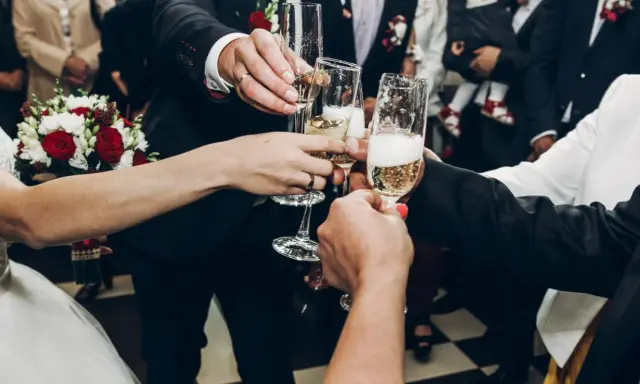 Wznoszenie toastów szampanem na weselu. Ile alkoholu na wesele? Kluczowe pytanie dla udanej zabawy!