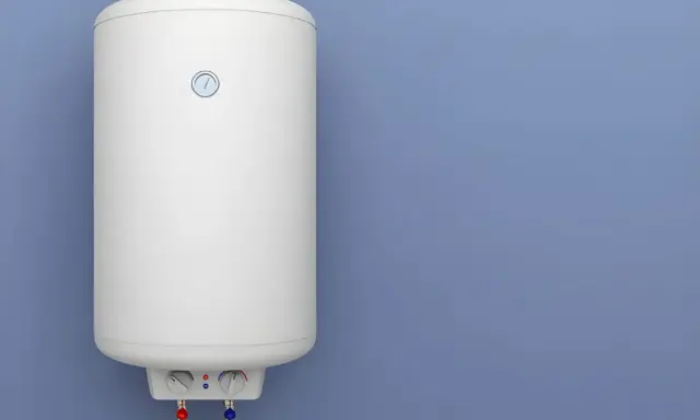 Termo eléctrico no sale agua caliente. El aparato blanco está colgado en la pared azul.