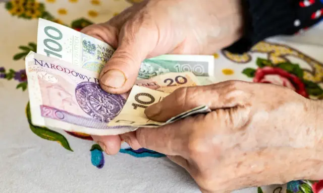 Dłonie liczą pieniądze, zastanawiając się, jaka grupą inwalidzką po zawale serca zapewni godne życie.