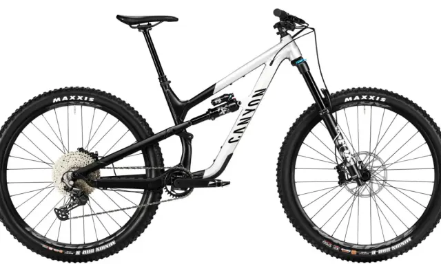 Pełne zawieszenie roweru górskiego, jeden z rodzajów rowerów MTB, z amortyzatorem Fox i oponami Maxxis.
