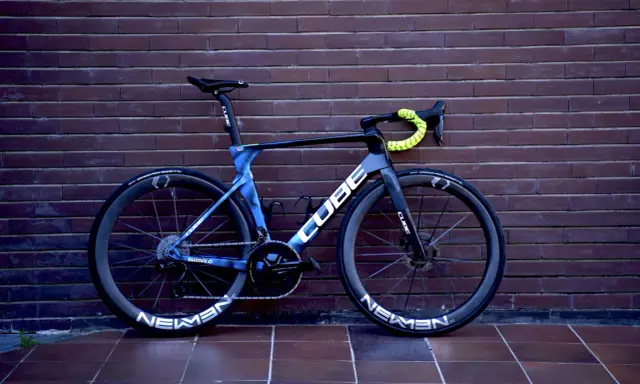 Ein blaues Cube Rennrad mit gelbem Lenkerband, bereit für die Tour de France.