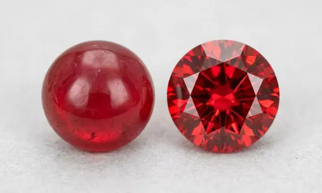 Due pietre rosse brillanti, una liscia e sferica, l'altra sfaccettata e scintillante: il minerale del rubino in due forme.