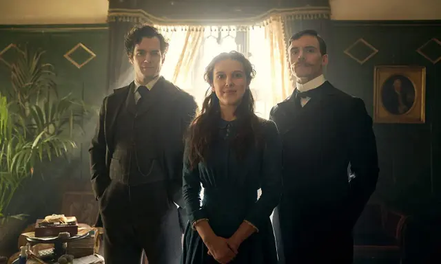 Enola Holmes, con su edad recomendada, posa entre sus hermanos Sherlock y Mycroft.
