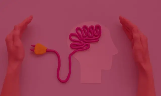 Dwie dłonie otaczają profil głowy z plastelinowym mózgiem podłączonym do wtyczki. Czy studia psychologiczne są trudne?