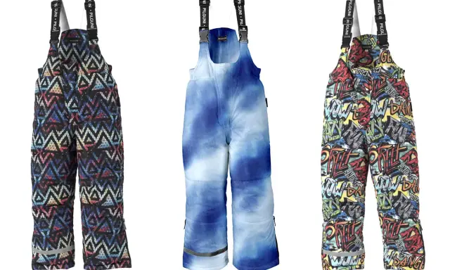 Trzy dziecięce kombinezony narciarskie na białym tle: wzór geometryczny, tie-dye i graffiti.