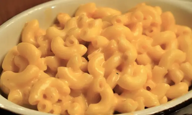 Kremowe, złociste makaroniki w sosie serowym. Idealny przepis na mac and cheese, który zachwyci każdego.