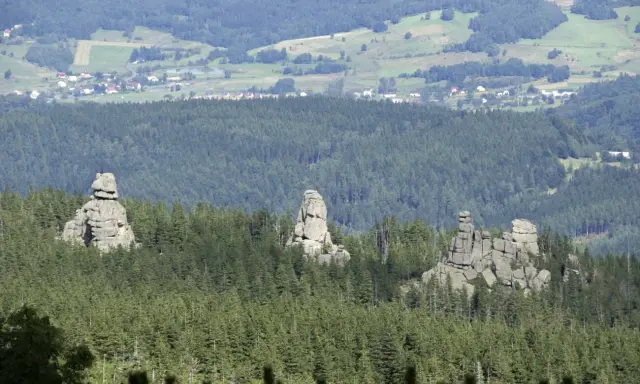 Skaliste formacje, znane jako Pielgrzymy, górują nad lasami w okolicach Karpacza.