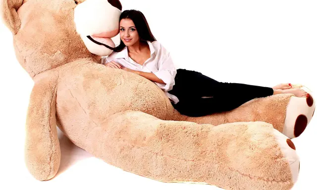 Ogromny pluszowy miś: gdzie kupić? Znajdź idealnego giganta!