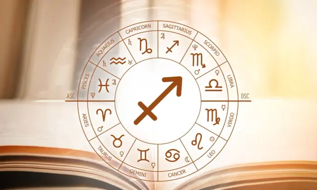 Koło zodiaku z symbolem Strzelca w centrum, otoczone znakami i nazwami zodiaku. Symbolika astrologiczna, jakby z księgi wiedzy, nawiązuje do numerologicznego 5 roku.
