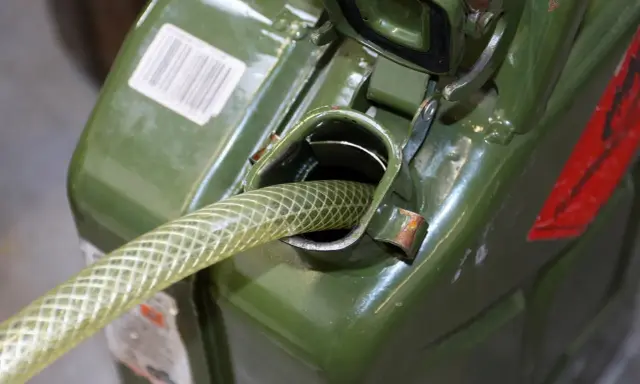 Jak długo przechowywać benzynę E10? Uniknij uszkodzeń silnika!