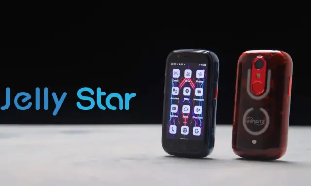 Dwa malutkie smartfony Jelly Star, jeden niebieski z ikonami aplikacji, drugi czerwony z aparatem. Najmniejszy smartfon w akcji.