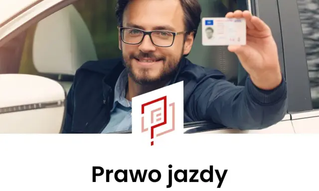 Uśmiechnięty mężczyzna w okularach pokazuje prawo jazdy z samochodu. Dowiedz się, jak odzyskać prawo jazdy.