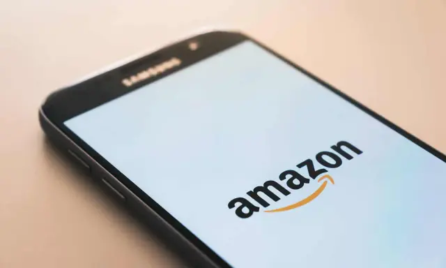 Telefon z logo Amazon. Dowiedz się, jak sprzedawać na Amazonie i zacznij zarabiać.