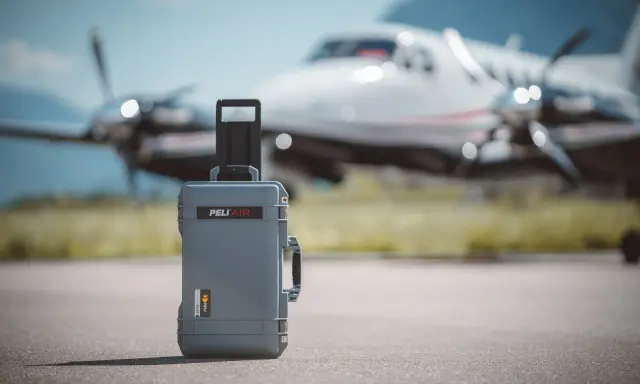 Grå Peli Air-väska på flygplatsen, redo för nästa resa med malta air. Ett robust skydd för din utrustning.