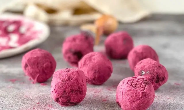 Trufas de chocolate receta: deliciosas bolitas rosadas cubiertas de polvo, perfectas para compartir.