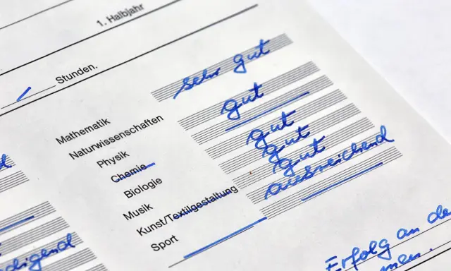 Zeugnis mit Noten wie "sehr gut" und "gut" in verschiedenen Fächern. Gute lernstrategien führen zu solchen Ergebnissen.