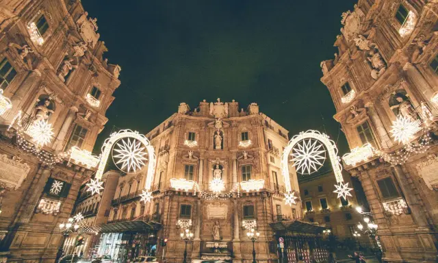 Quattro Canti illuminati da luminarie natalizie, un'atmosfera magica a Palermo a Natale.