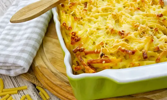 Un délicieux gratin de pâtes au four, doré et gratiné, prêt à être dégusté.