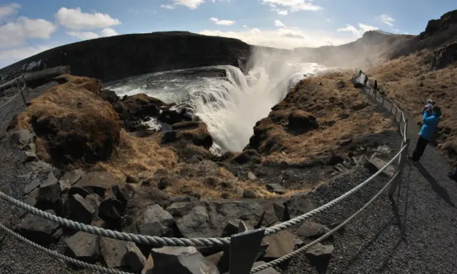 Wodospad Gullfoss na Islandii. Wspaniałe miejsce na zwiedzanie Islandii, z turystami podziwiającymi potęgę natury.