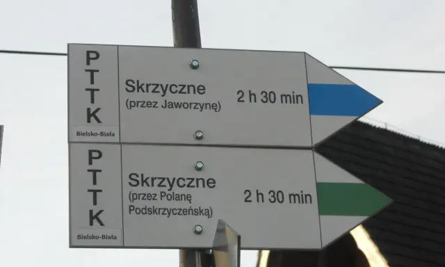 Szczyrk jakie góry? Znaki PTTK wskazują drogę na Skrzyczne przez Jaworzynę lub Polanę Podskrzyczeńską.