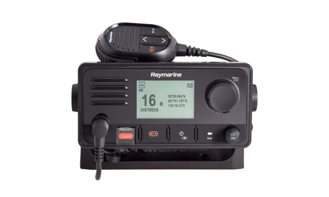 Radio VHF Raymarine avec microphone. L'écran affiche "DISTRESS" et le canal 16, prêt pour le canal 63 VHF.