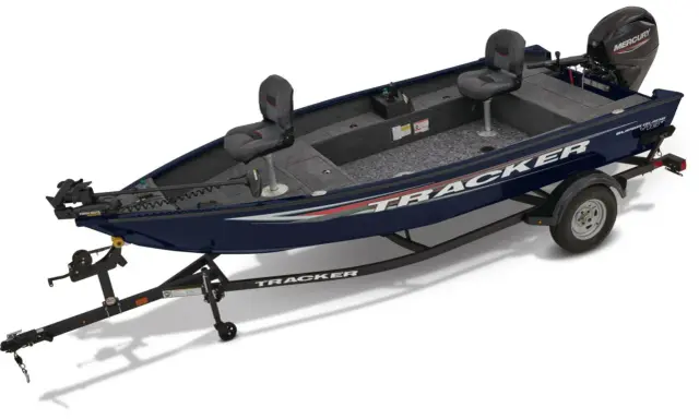 Un bateau Tracker bleu foncé sur sa remorque, prêt pour l'aventure.