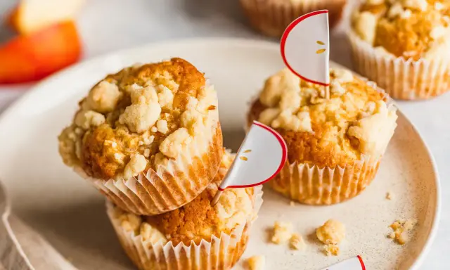 Saftige apfelmus muffins mit Streuseln, dekoriert mit kleinen Apfel-Ansteckern. Ein Genuss für jeden Apfelliebhaber!