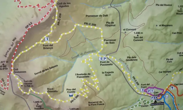 Mapa de senderismo del Montseny con rutas señalizadas como GR 5.2 y PR-C 208. Muestra puntos de interés como fuentes, collados y cimas.