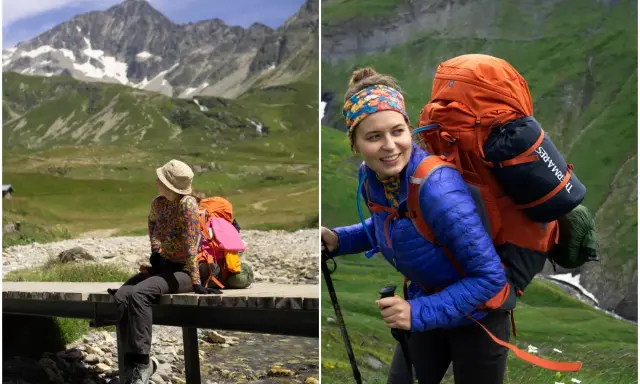 Dwie kobiety w górach, przygotowujące się do trekkingu. Jedna siedzi na moście, druga idzie z kijkami. Widok na szczyty Alp, idealne na tour du mont blanc.