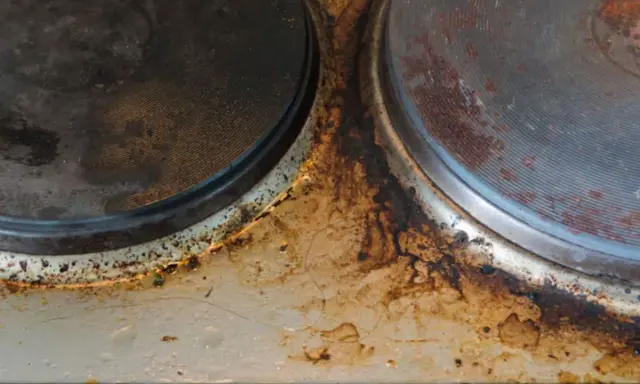 Placa de cocina con óxido y suciedad. Se necesita quitar óxido con vinagre y bicarbonato para restaurarla.