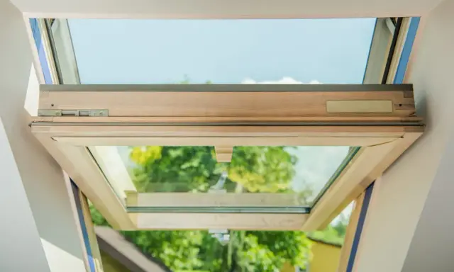 Ventana de madera abierta, mostrando el doble cristal y el mecanismo. Ideal para aprender como poner doble cristal en ventanas de madera.
