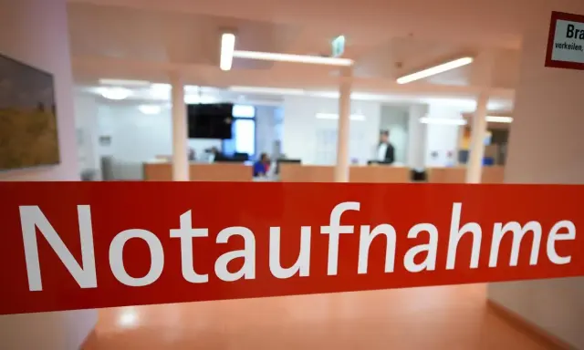 Rotes Schild "Notaufnahme" im Krankenhaus. Die Schichtarbeit dort kann die Lebenserwartung beeinflussen.