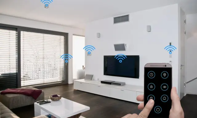 Moderne smart home ideen: Ein Smartphone steuert Licht, Musik und mehr im Wohnzimmer.