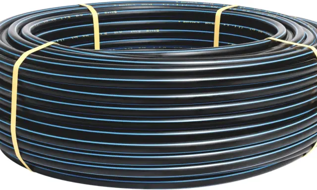 Rollo de tubería negra con líneas azules, mostrando la diferencia entre PE 40 y PE 100 para aplicaciones de agua.