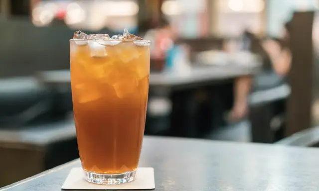 Szklanka orzeźwiającej herbaty z lodem, idealna na upalny dzień. Zastanawiasz się nad bubble tea kcal?