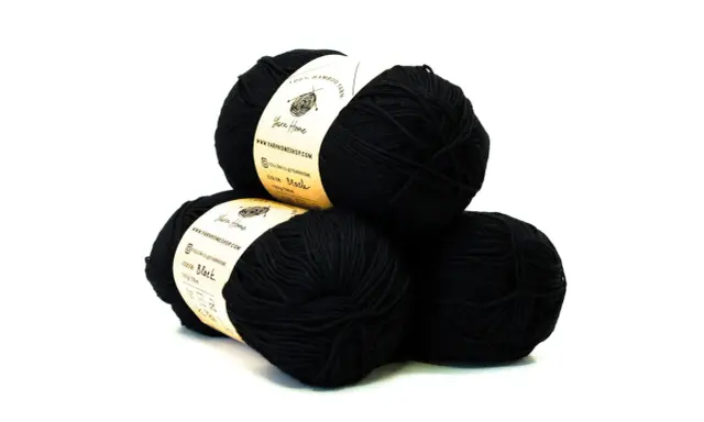 Trzy kłębki czarnej, delikatnej włóczki **alize bamboo fine** od Yarn Home, idealne do tworzenia miękkich dzianin.