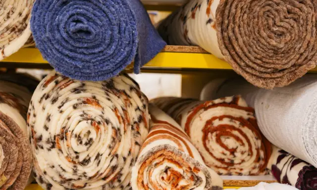 Zwijane dywany i tkaniny, w tym niebieski z wełny merino. Właściwości wełny merino sprawiają, że są ciepłe i przyjemne w dotyku.