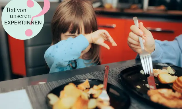 Kind mit blauer Kleidung weint, während es isst. Ein Teller mit Kartoffeln und Fleisch. Hilfe bei picky eater syndrom.