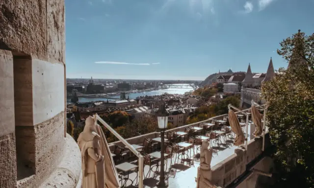 Widok na Dunaj i Budapeszt z tarasu restauracyjnego. Idealne miejsce, by zastanowić się, co robić w Budapeszcie.